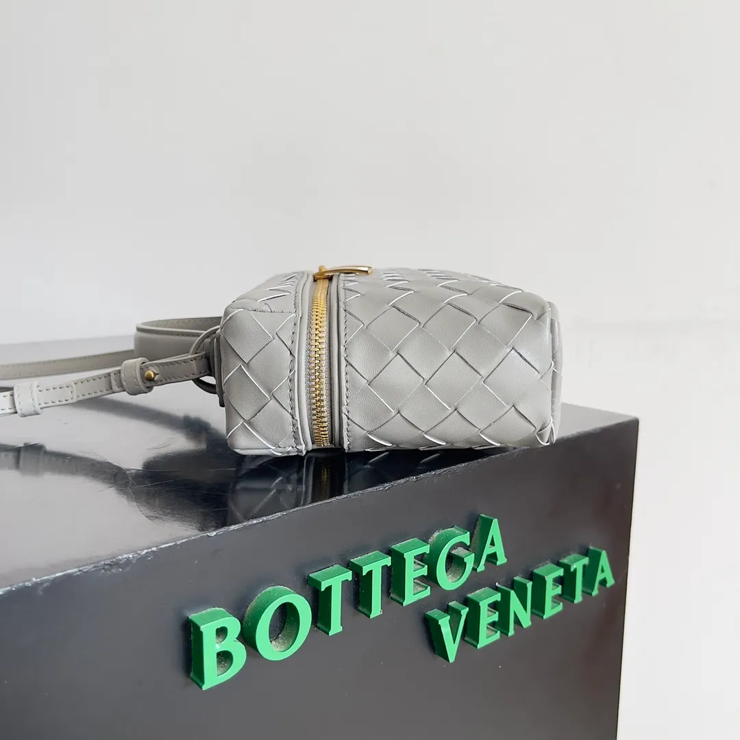 Batch 1360 Bottega Veneta 24 spring and summer woven zipper crossbody bag. A crossbody bag that can be used as a cosmetic bag. The exquisite weaving and compact body are an indispensable accessory for the upcoming summer. The double zipper also better protects the bag. It has a large capacity. If you like it, don’t miss it. Style number: 789109 Size: 22*12.5*5cm